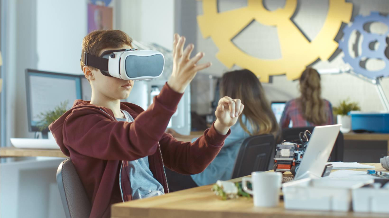 How To Effectively Use Augmented Reality And Virtual Reality In Education  -eLearning Industry