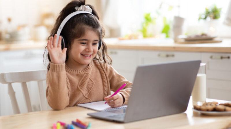 Çocukların e-Öğrenim Platformlarında İletişim Nasıl Teşvik Edilir -